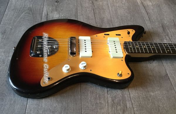 Auf Lager: Jazzmaster Journeyman Faded 3-Tone Sunburst E-Gitarre, weiße P90-Tonabnehmer, Korpus aus Erle, Vintage-Mechaniken, Tremolo-Brücke mit Schlagbrett aus Altgold