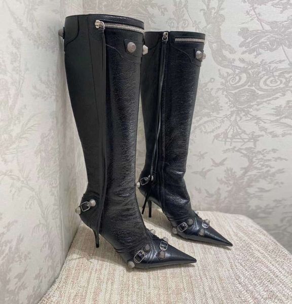 Botas Cagole couro de cordeiro botas altas até o joelho com fivela embelezada sapatos com zíper lateral salto pontudo com bota alta sapato de designers de luxo para sapatos de couro da moda