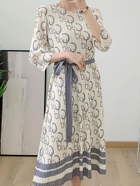 Lässige Kleider Miyake Rundhalsausschnitt Plissee Stile Modedesign Damen Sommerkleidung Druck lockere Art Sieben-Punkt-Ärmel gebunden