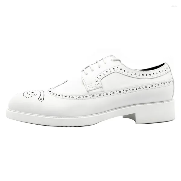 Sapatos de vestido estilo inverno artesanal homens oxford lace up couro genuíno branco esculpido derby para mim