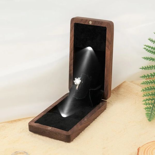 Caixas de joias Caixa de joias LED para anel Caixa de anel de madeira maciça de nogueira preta com exibição de anel de noivado leve Caixa de presente Embalagem Caixas de vitrine 231115