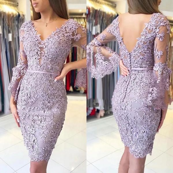 Das neueste bezaubernde kurze Abendkleid in Lila mit Lavendel-Spitze-Applikationen für die Brautmutter, langärmlig, V-Ausschnitt, Gast-Abendkleider