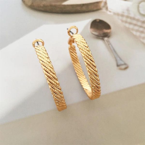 Brincos de argola 2023 lindo formato de corrente de cobra plana tamanho médio ouro ou cor de ródio para mulheres meninas elegantes joias delicadas