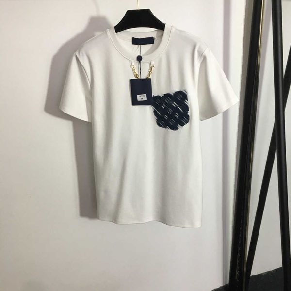 23SS Bayan T-Shirt Tee Kadın Tasarımcı Giyim Yuvarlak Boyun Saf Pamuk Renk Eşleşen Cep Logo Zinciri Dekorasyon Kısa Kollu T-Shirt Kadın Giysileri