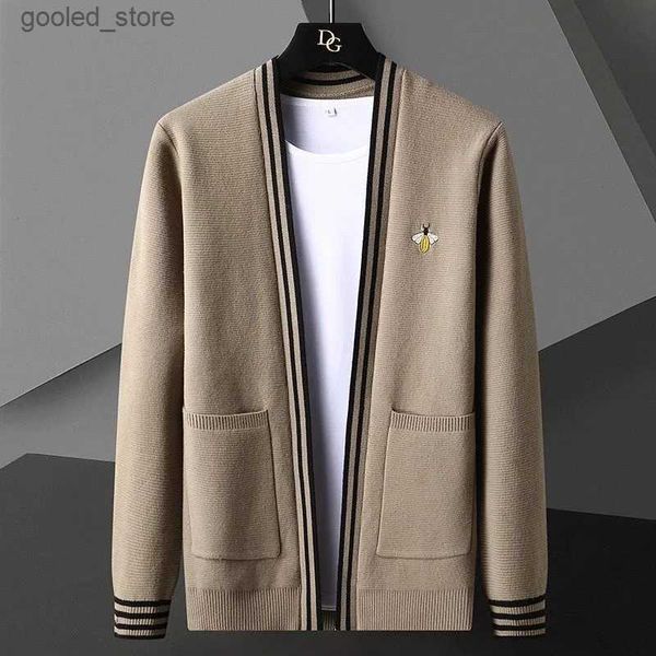 Herrenpullover Biene Stickerei Herrenpullover Strickjacke Koreanischer Freizeitmantel Eleganter Herrenpullover 2021 Herbstmantel Trend Abrigo Hombre Herrenbekleidung Q231115