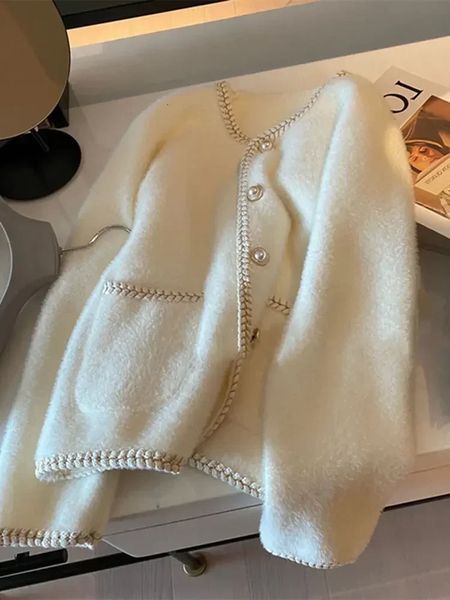Jaquetas femininas francesas pequena fragrância pérola botão suéter cardigan feminino top suave lã de lã jaqueta 231114