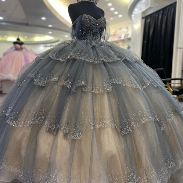 Серые блестящие платья Quinceanera на 15 лет, 2024 г., бальное платье, сексуальное длинное праздничное платье с открытыми плечами и бусинами в форме сердца для девочек