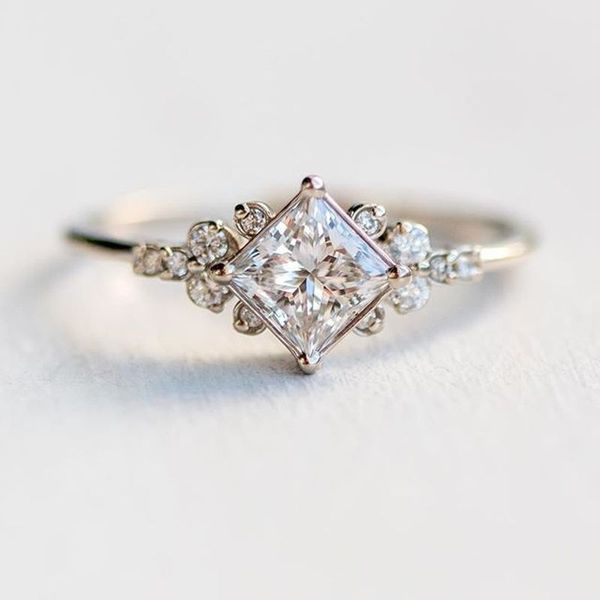 Delicato anello con diamanti incastonati con pietre quadrate placcate in oro 18 carati, anelli da dito impilabili all'ingrosso