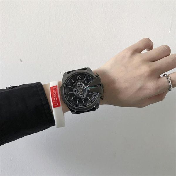 Armbanduhren 2023 Männer Schwarz Gürtel Zeiger Uhr Mode Retro Punk Stil Hip Hop Jugend Quarz