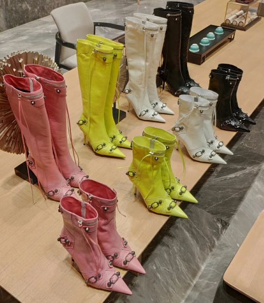 Balencig Modern Balencaiiga Balenicass Designer de luxo Botas de joelho de qualidade Zip Top Mulheres de salto fino Decoração de rebite de metal de dedão ponta -dedo pontual