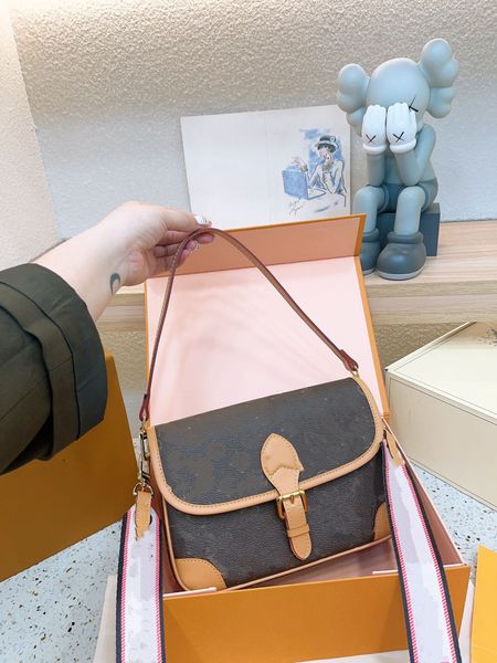 Bolsas femininas com relevo Dharma Stick Bag vagabundo bolsa crossbody bolsas messenger Moda Shopping Satchels Bolsas de grife de luxo carteira envelope carteira totes mochila