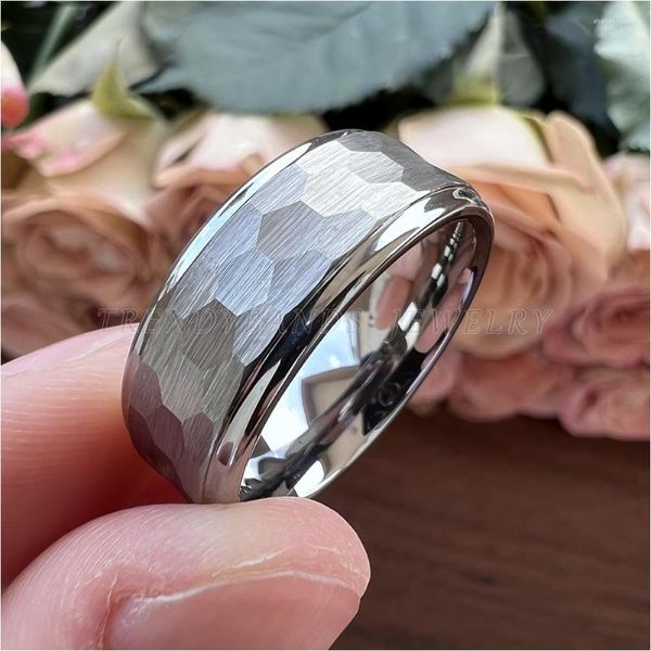 Anéis de casamento 8mm 6mm de jóias finas tungstênio bandas de noivado de carboneto martelado bordas escalonadas de acabamento escovado ajuste de conforto