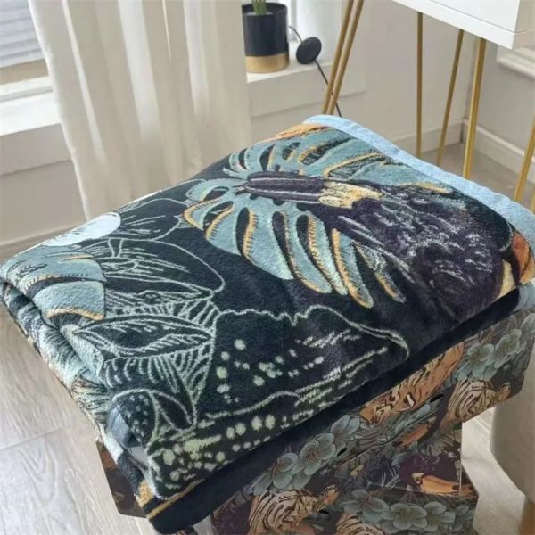 Coperta di marca di moda Drappeggio in Dacron adatto a tutte le stagioni Tappeto di design con stampa animalier Coperta per divano Tappeto morbido Mantieni coperte calde