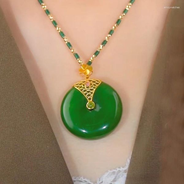 Collane con ciondolo Collana rotonda in agata verde naturale Strass di moda squisita intarsiati con catena dorata per maglione Accessori da donna