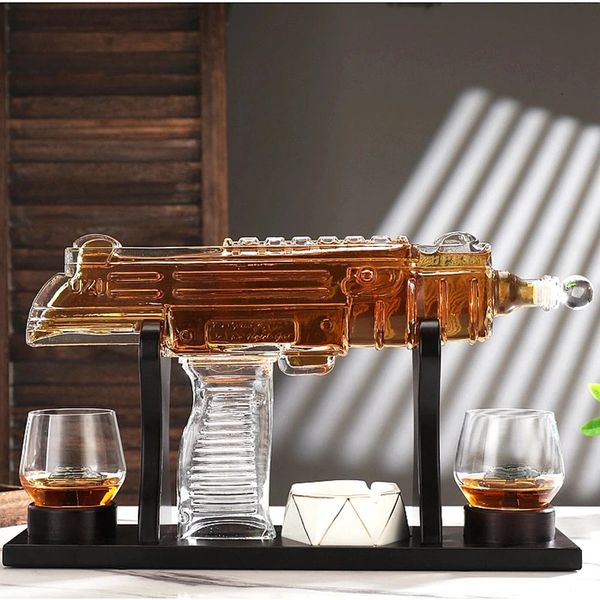 Bicchieri da vino Fucile mitragliatore Contenitore in vetro per whisky Decanter Set Recipiente per bere con 2 tazze 1 supporto in legno di pino 231115