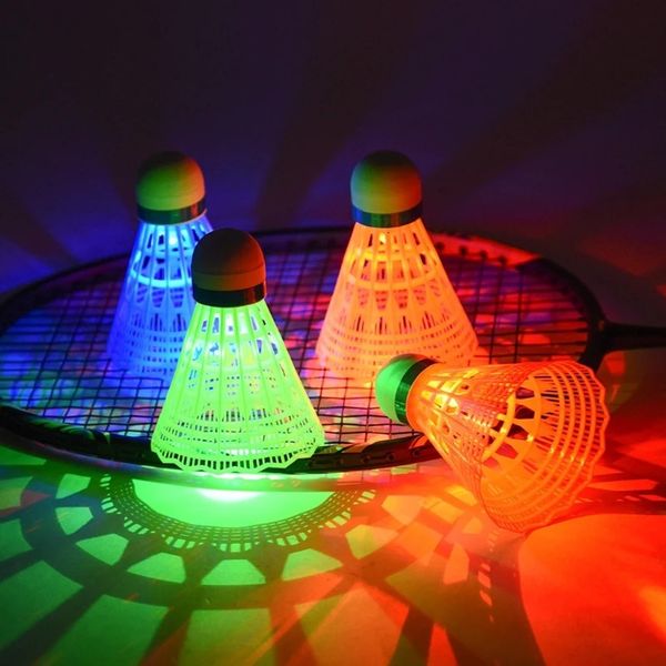 Palline 4 pezzi LED Palla da badminton Glowing Light Up Volani in plastica Illuminazione colorata Allenamento sportivo nel gioco all'aperto 231115