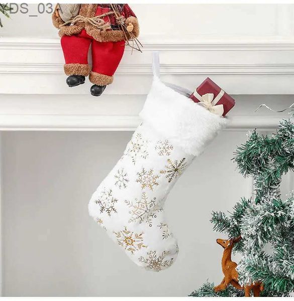 Decorações de Natal Frisadas Floco de Neve Dourado Pelúcia Meias de Natal Brancas Noel Saco de Presente Pendurado Saco de Doces Lareira Árvore de Natal Pendurado Meias Pingente YQ231115