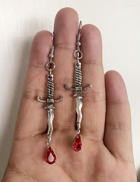 Brincos Dangle Dagger com jóias de terror de breol de faca de sangue vermelho