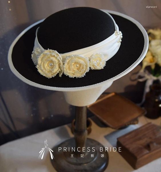 Береты Британской принцессы, элегантные шляпы-федоры на плоской подошве, классические черные атласные шляпы с жемчугом и цветком, свадебная шляпа, головной убор, коктейльная банкетная шапка, шапка Femme