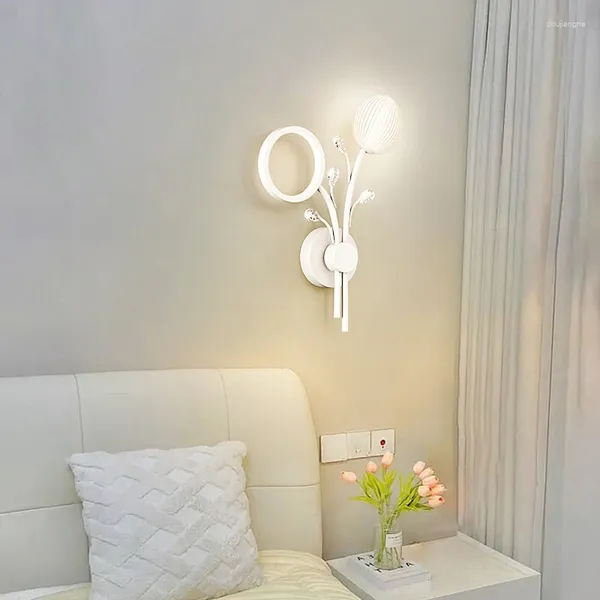 Lampada da parete in cristallo leggero di lusso minimalista personalizzato in stile crema per la casa moderna e semplice, sfondo del soggiorno