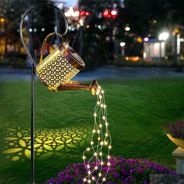 Decorações de jardim Decorações de jardim Regador Pendurado Lanterna Solar Powered Art Light Decor Metal Cachoeira String para Pátio Quintal Dhrvn