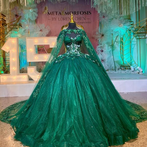 Grüne glänzende Quinceanera-Kleider, Ballkleid, Geburtstagsparty-Kleid, Schnürung, Abschluss-Applikation, Spitze, Perlen mit Cape-Kleid, herzförmig, ab 15 Jahren