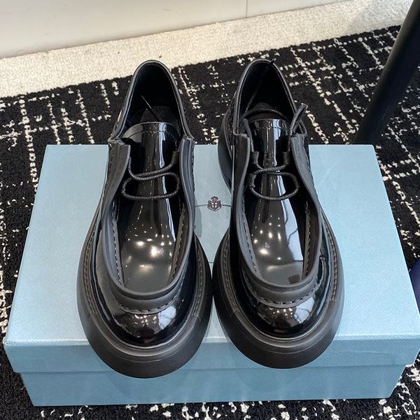 23 Nuove scarpe eleganti da donna Designer di lusso Classico segno di lettera Design con bordo seghettato Mocassini Scarpe Pelle verniciata importata Suola spessa Non diapositive Scarpe da donna in pelle di vitello