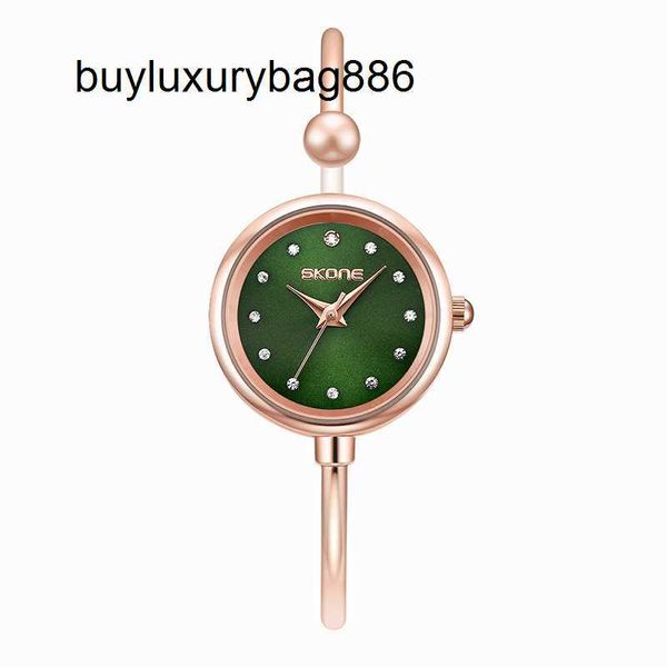 Orologi di design Nuovo orologio da polso Moda femminile Versatile Quarzo impermeabile Piccolo polso verde sottile e raffinato