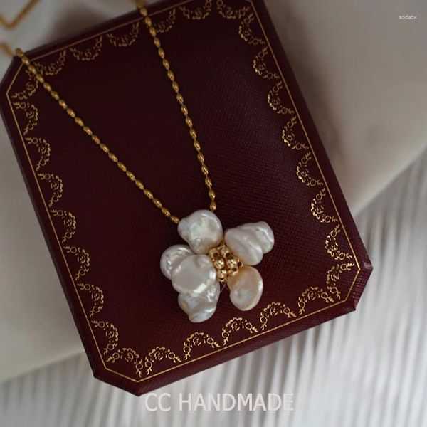 Ketten Handgefertigte Halskette mit großem Blütenblatt aus natürlichen Perlen, Schlüsselbeinkette, französischer Retro-Stil für Damen, farbbeständiger Titanstahl, vergoldet