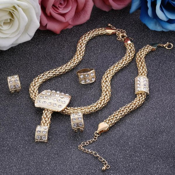 Set di gioielli da sposa Prezzo incredibile Piatto in oro per le donne Ciondolo Dichiarazione Perline africane Collana di cristallo Orecchini Bracciale Anelli 231116