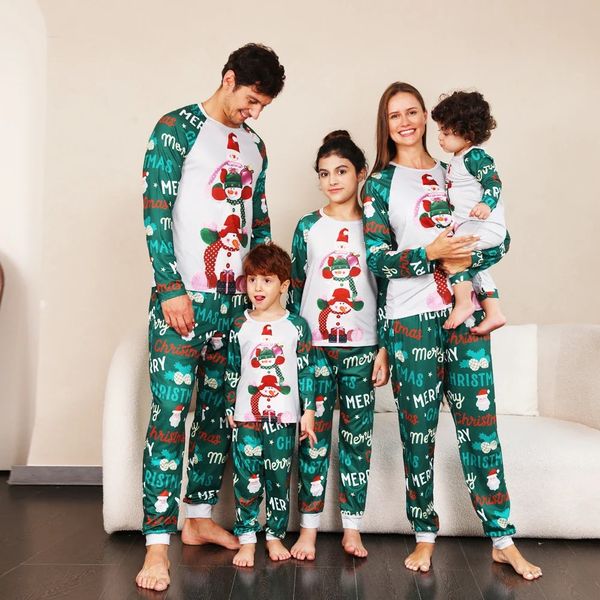 Aile Eşleşen Kıyafetler Karikatür Karakter Baskı Noel Aile Pijamaları Tatil Bebek Erkek ve Kız Giyim Aile Eşleştirme Set Sevimli Noel 231116