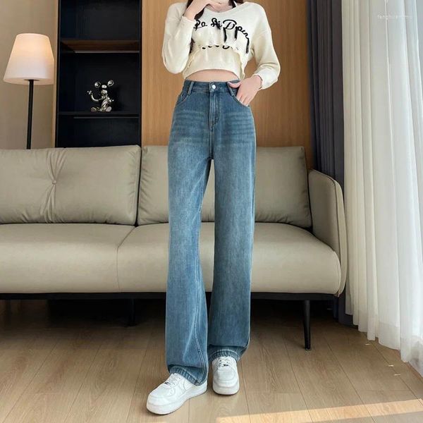 Jeans feminino azul pelúcia e jeans grosso para mulheres com sensação de perna larga e fina. Calça reta curta outono inverno 2023