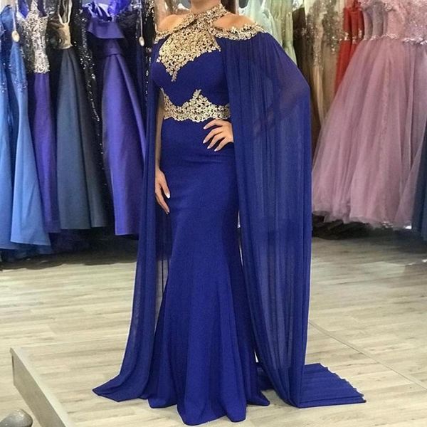 Abiti da sera eleganti a sirena araba con mantello in chiffon avvolgente Applicazioni in pizzo dorato con perline Abito lungo da ballo Dubai Turchia Abiti da cerimonia convenzionali blu royal per le donne 2024