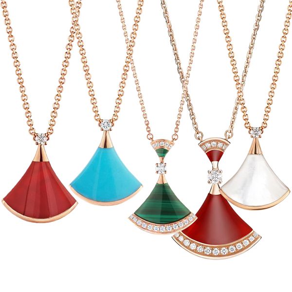 Collana di gioielli di design di lusso per donne affascinante oro a forma di amore ciondolo di alta qualità in acciaio al titanio regalo di Natale Bulgary