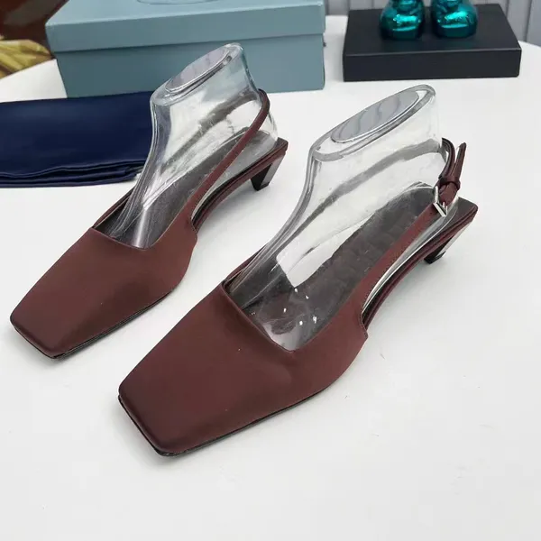 Sıradan Düşük Topuklu Slingbacks Kadın Saten Kare Toe Tepe Lüks Tasarımcı Sandalet Klasik Ayak Bilgi Strap Toka Ziyaret Dans Ayakkabıları Marka Yüksek kaliteli Fabrika Ayakkabı