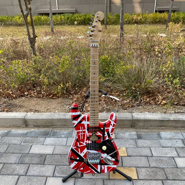 chitarra elettrica Edward Van Halen Black White Stripe Red Heavy Relic Maple Neck, Floyd Rose Tremolo bass wood riflettore reale