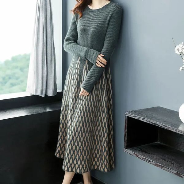 Zweiteiliges Kleid, rhombisch gestrickt, Herbst-Winter, langärmelig, Rundhalsausschnitt, Splice, mittellanger Pullover mit Taille, Kollektion Casual Fashion 231115