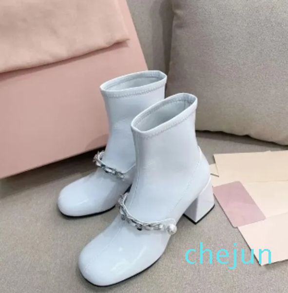 Botas femininas de couro envernizado com design elegante, fivela de corrente de pérola, bota de designer, salto alto grosso, estilo legal e fofo, sapatos de inverno