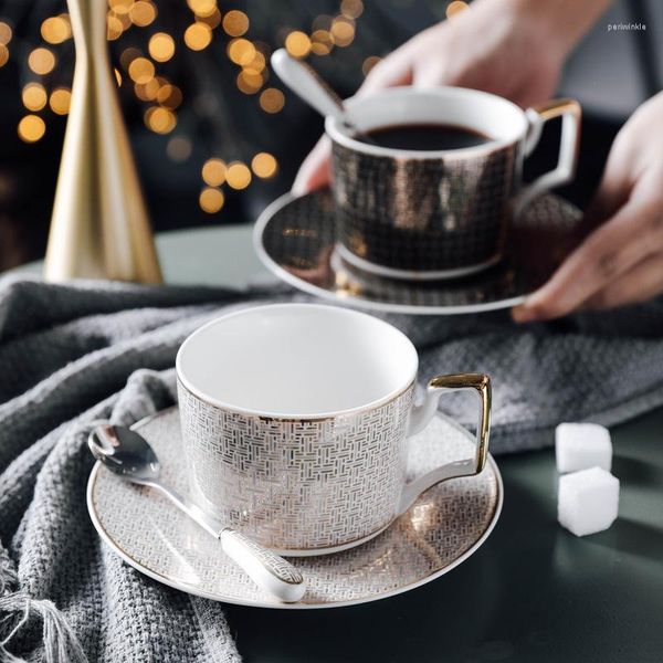 Kupalar Avrupa küçük lüks kahve fincanı ve yemek seti basit ikindi çayı kemik porselen yaratıcı seramik