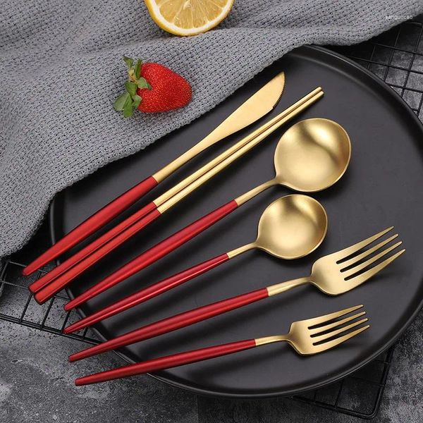 Set di stoviglie Set di posate dorate rosse di lusso occidentale Bacchette in acciaio inossidabile Coltello Forchetta Cucchiaino da caffè Manico lungo Cucchiaini da cucina