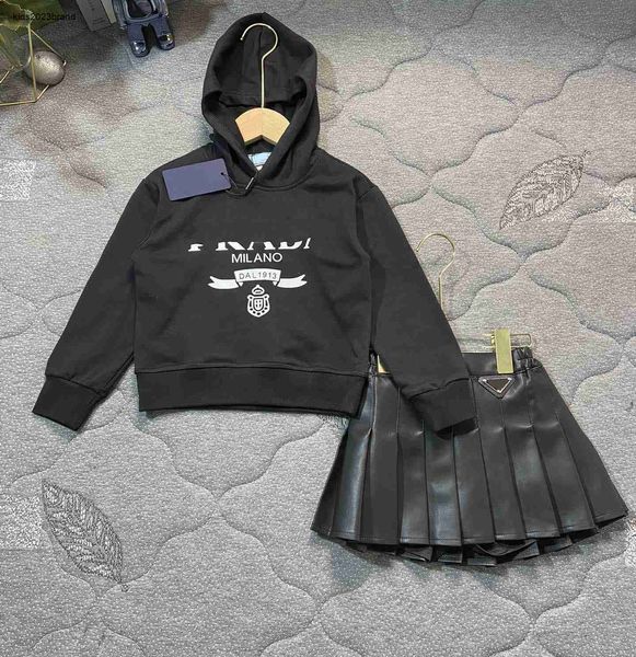 Neue Mädchen-Kleideranzüge, Kinder-Designer-Kleidung, Baby-Partykleid, Größe 100–160, Herbst-Hoodie und kurzer Faltenrock aus Leder, 15. November