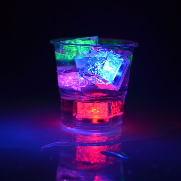 LED impermeabile a LED multi -colore che cambia il flash lento novità del sensore liquido acqua sommibile cubo di ghiaccio sommergibile per barre di nozze per feste club bevande bevande decorazioni