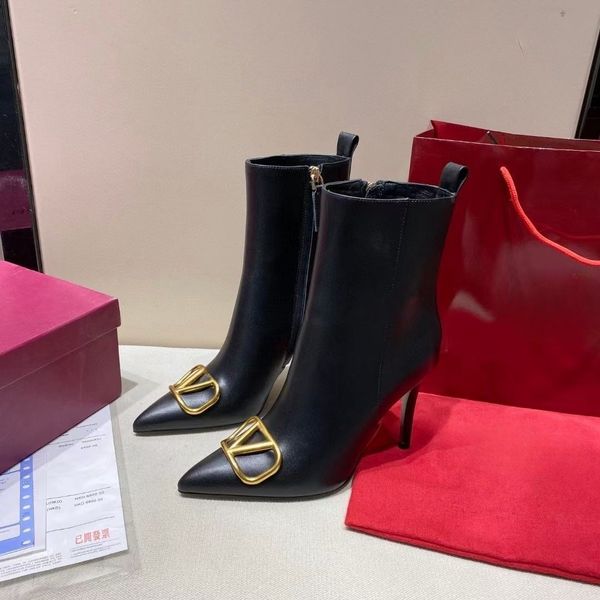 Stivali a punta da donna firmati Scarpe eleganti da donna Classici con fibbia in metallo a V Eleganti stivali Chelsea femminili invernali sexy con sacchetto per la polvere rosso Taglia 35-43