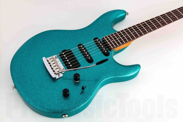 Music Man EUA Luke III HSS Ocean Sparkle Guitarra Elétrica China Tremolo Bridge Double Cutaway Corpo Passivo Pickups 9V Bateria Caixa Chrome Hardware