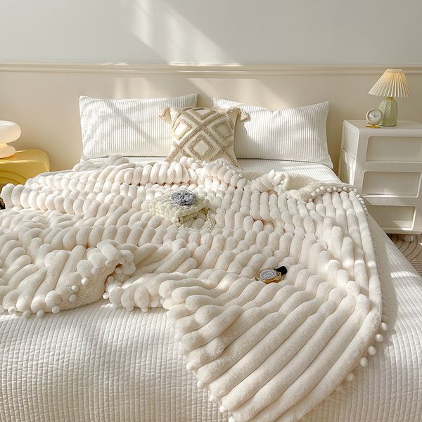 Cobertores imitação listrada simples Rabbit Velvet Cobertor de cobertura pequeno com bola de lã de cor sólida espessada em ambos os lados