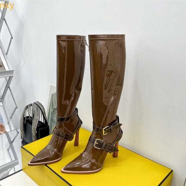 Şık kahverengi kış botları esnek neopren stiletto topuklu uzun boylu botlar patent deri sırt botları toka ayakkabıları sivri ayak parmakları diz boyu bot lüks tasarımcılar