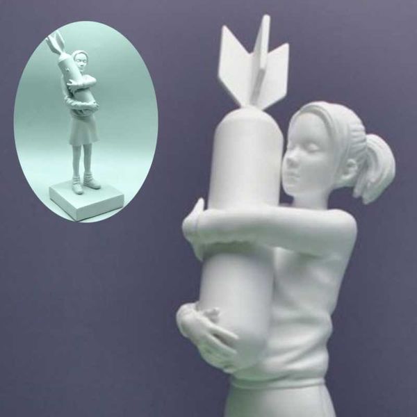 Oggetti decorativi Figurine Bomb Hugger Girl Statue Banksy Tema della pace Arte moderna Design Modello Resina Abbracciare Scultura Ornamenti Decorazione domestica Artigianato Y23