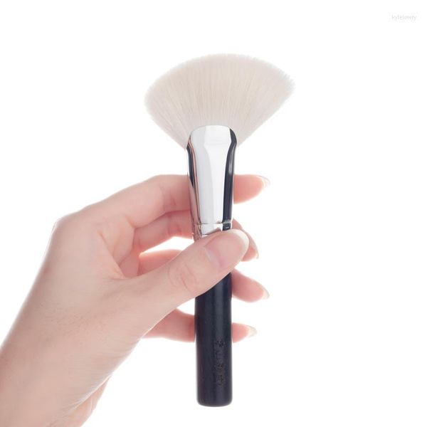 Make-up-Pinsel GP19 Professioneller handgefertigter weicher Saikoho-Ziegenhaar abgewinkelter Fächerform-Konturpinsel Ebenholzgriff Make-up