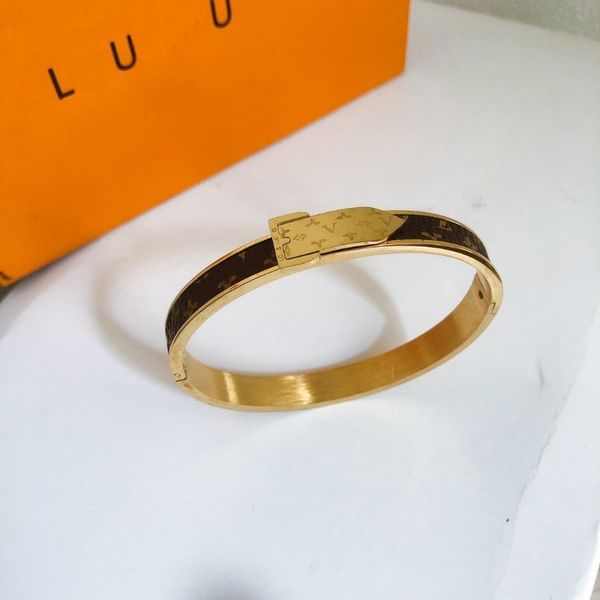 Bracciale rigido per regali di Natale Bracciale rigido di lusso placcato oro Acciaio inossidabile di alta qualità Nessun braccialetto sbiadito Braccialetti per gioielli d'amore di compleanno Gioielli di boutique di compleanno di nozze