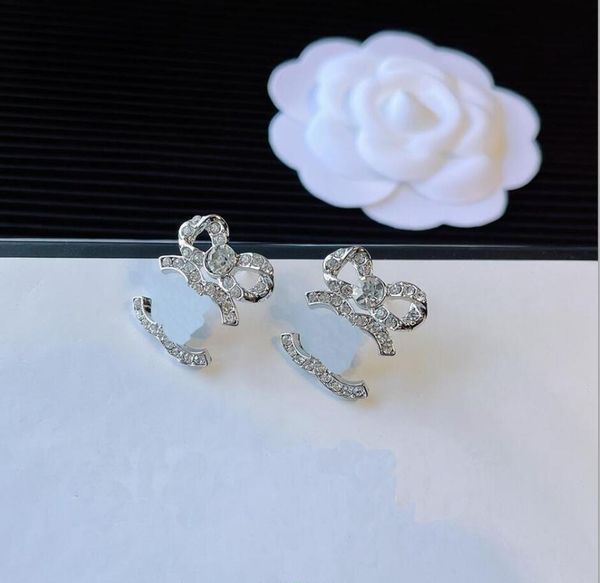 Yeni Stil Marka Tasarım Mektubu Küpe Lüks 18K Altın Kaplama Yüksek Uç Kristal Rhinestone Geometrik Bowknot Küpe Kadın Düğün Jewerlry Kulak Saplama Aksesuarları